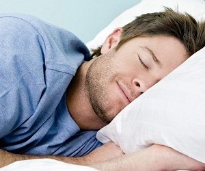 Как лучше спать при запоре